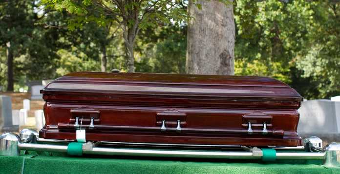 5 Things to Know Before Buying a Cremation Casket